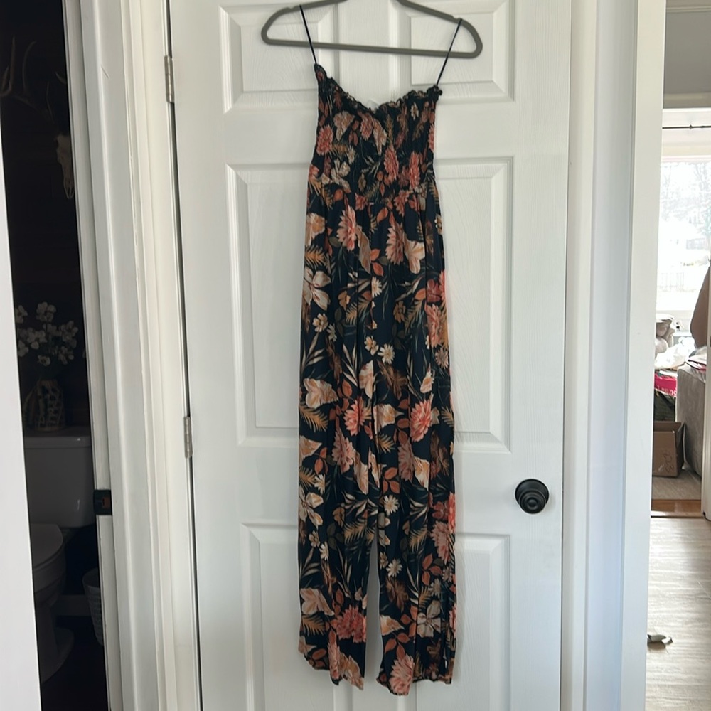 Large strapless jumpsuit. Black flower